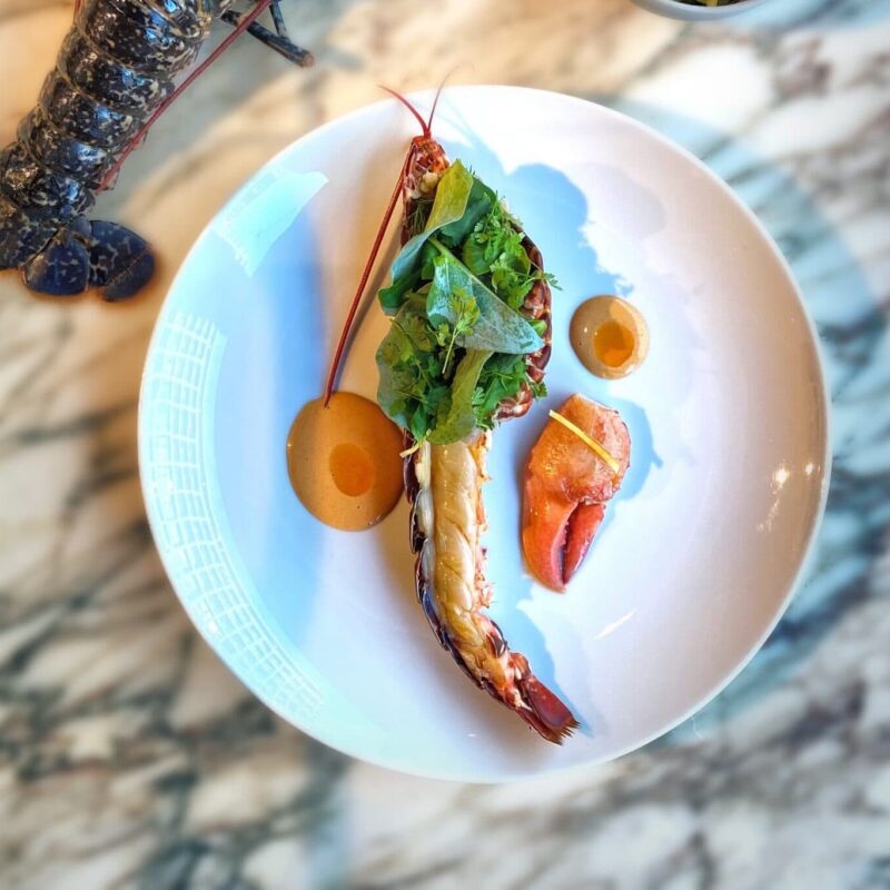 Hele kreeft – geopend & gegarneerd