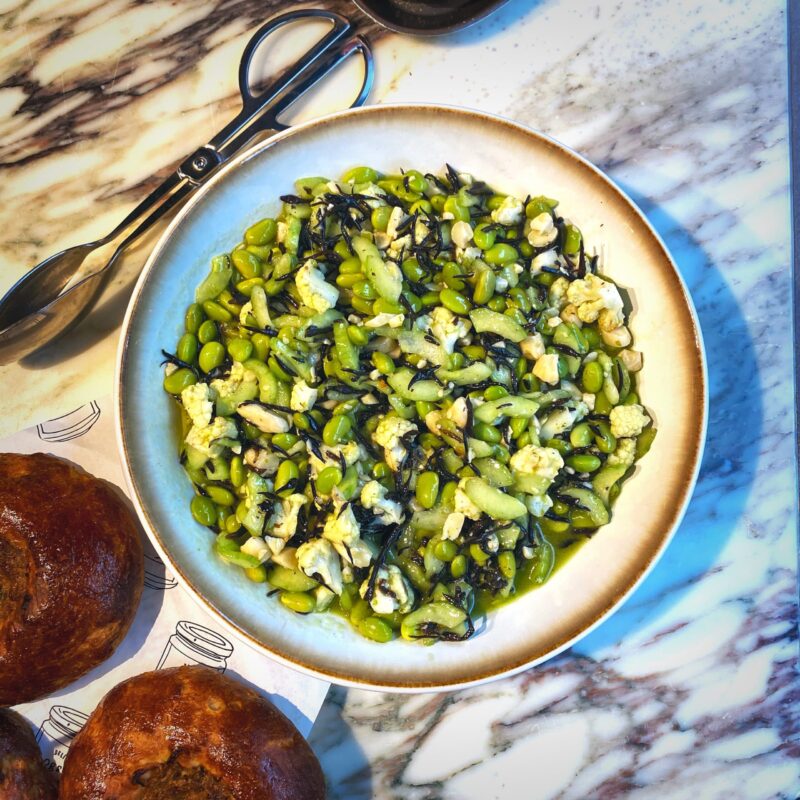 Edamame Salade met hijiki, amandel, bloemkool en komkommer