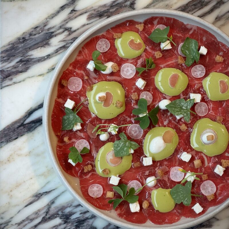 Voorgerecht: Carpaccio van Simmentaler met groene mayonaise en feta